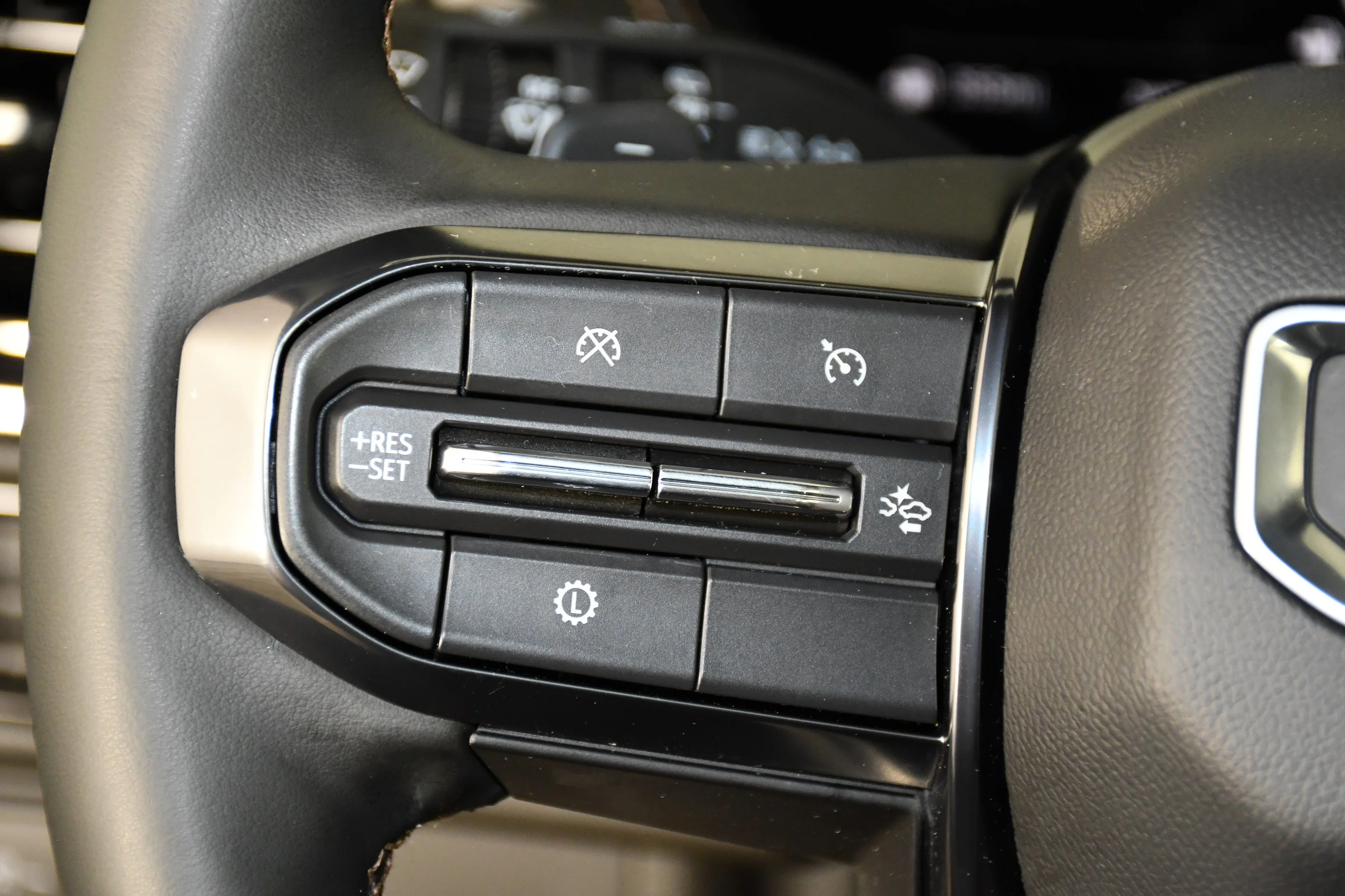 Used 2025 Summit White GMC AT4 image 21