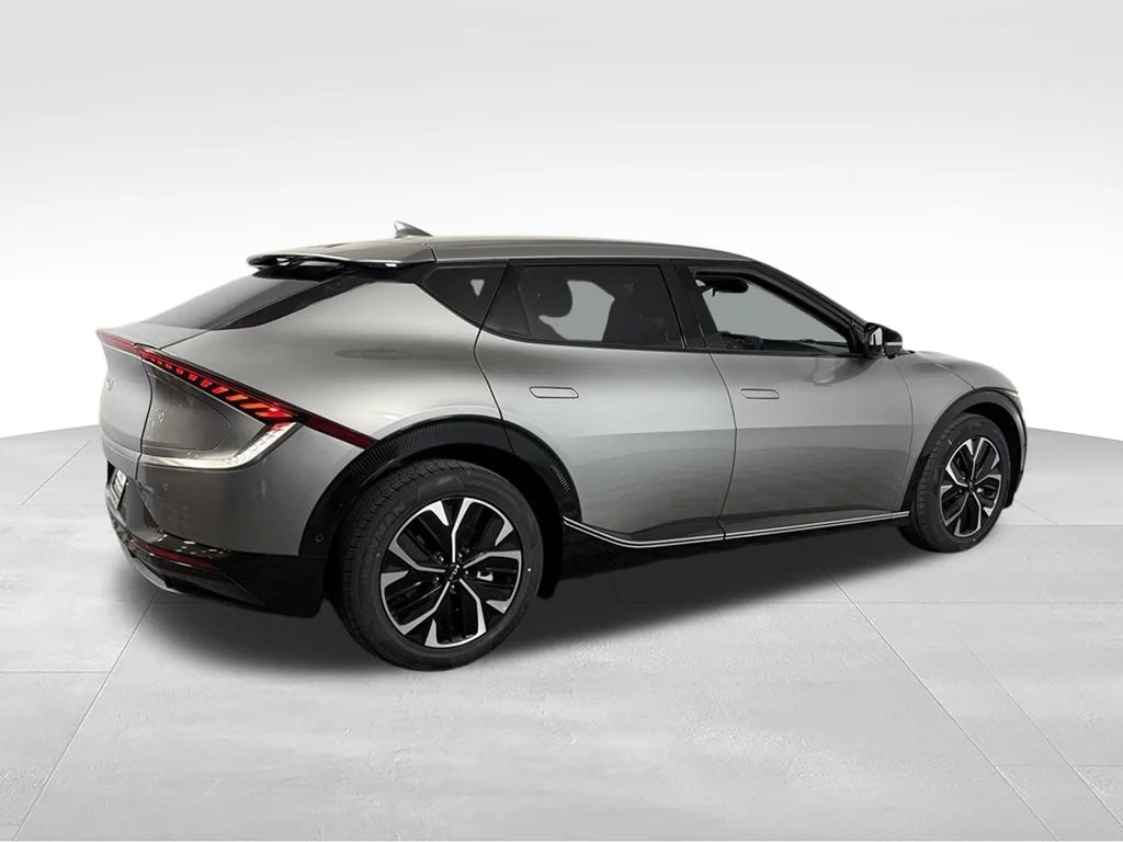 Used 2024 Steel Gray Kia Wind image 7