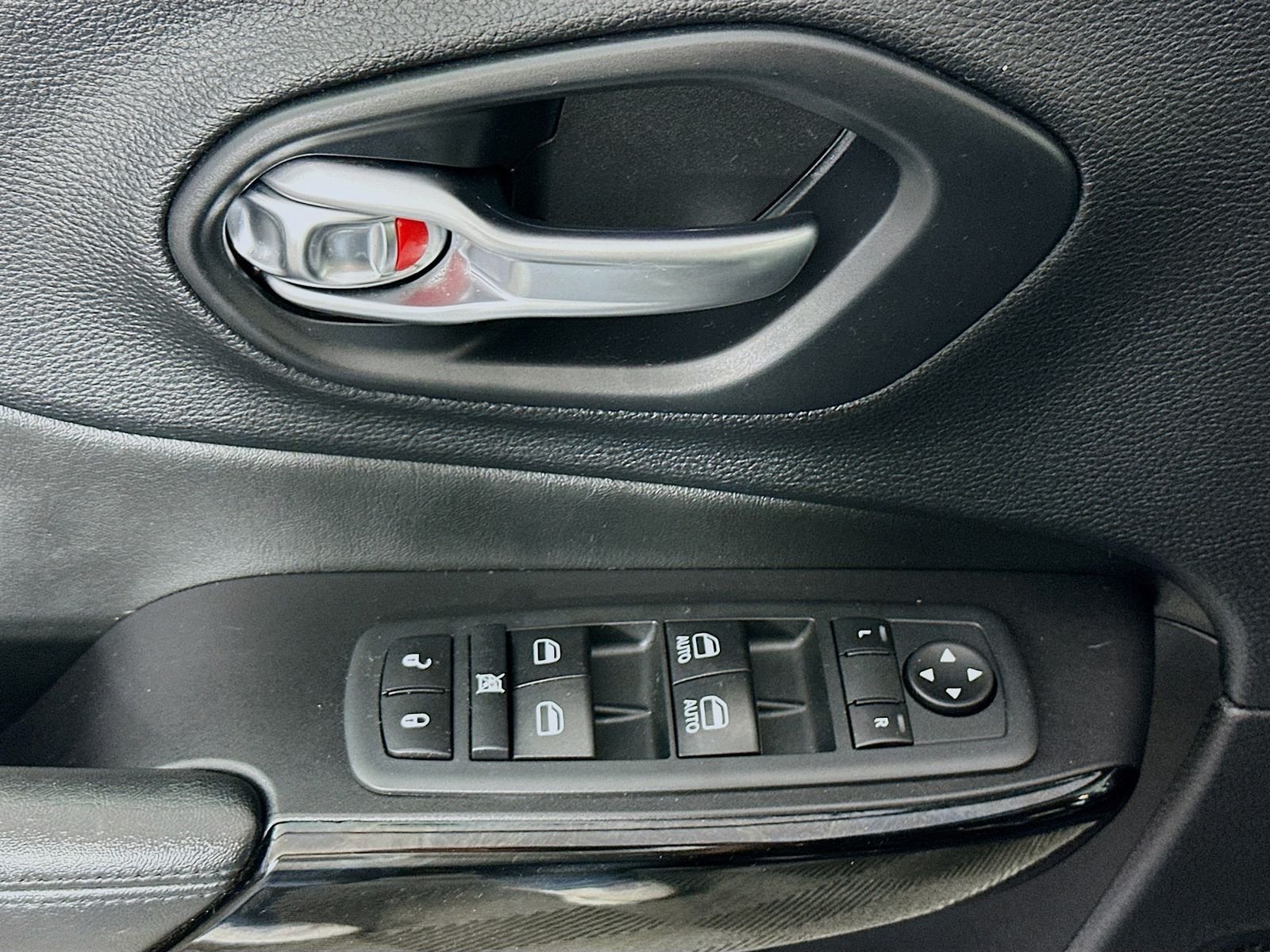 Used 2020 Diamond Black Crystal Pearlcoat Jeep Latitude Plus image 18