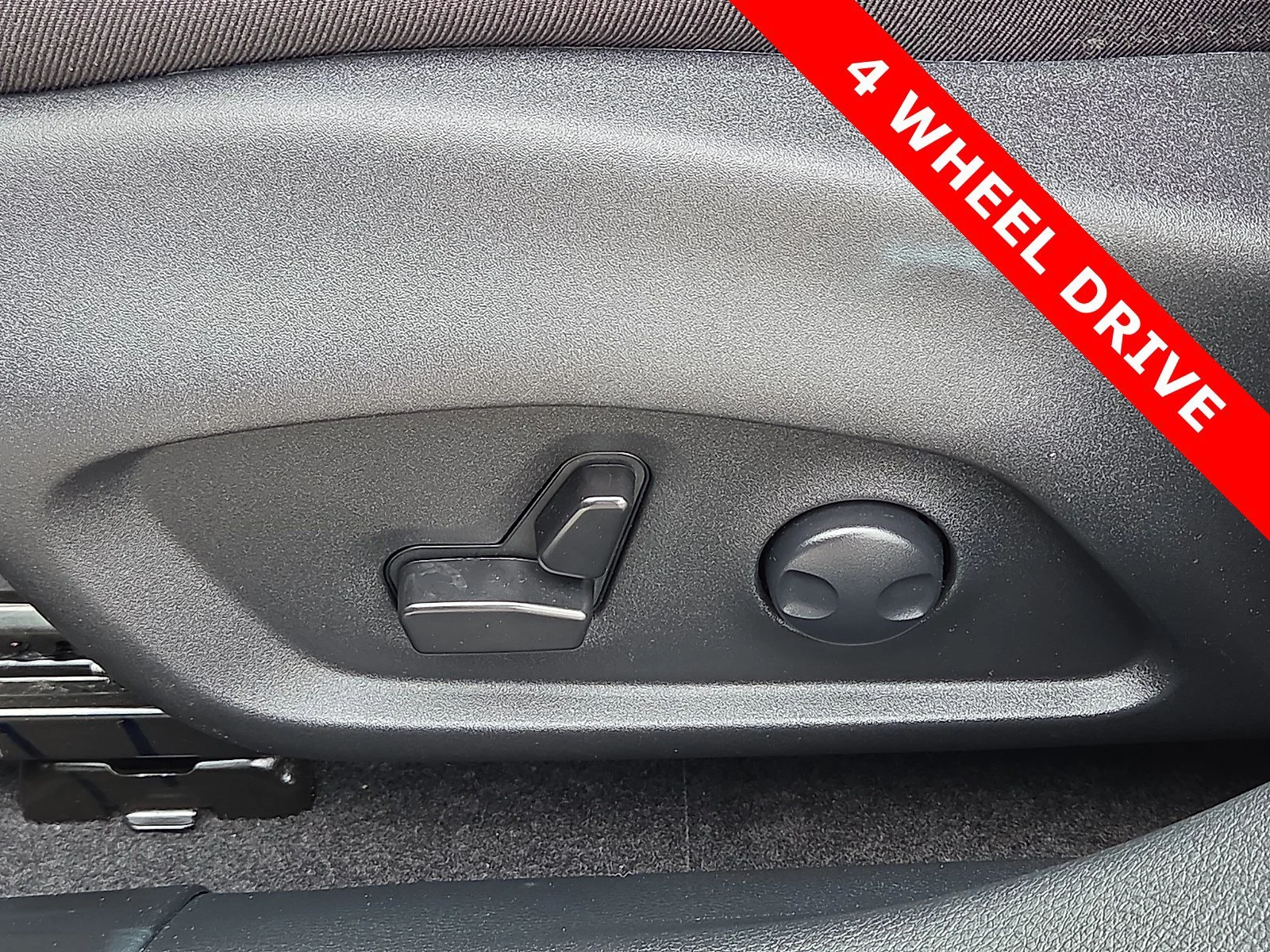 Used 2024 Diamond Black Crystal Pearlcoat Jeep Latitude Lux image 14