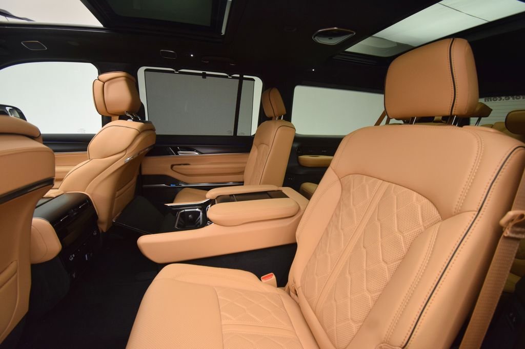 New 2026 Bright White Clear-Coat Exterior Paint Jeep Summit Reserve image 38