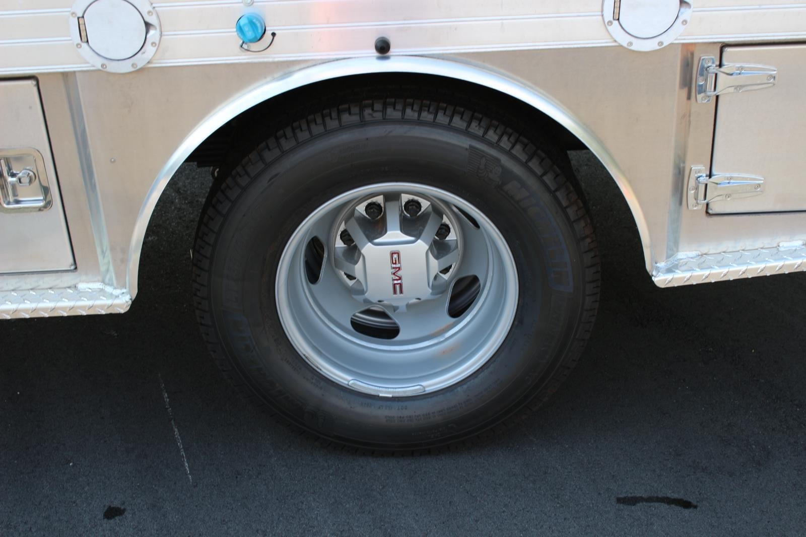 New 2026 Summit White GMC Pro image 32