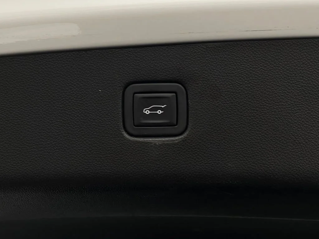 Used 2024 Summit White Chevrolet 3LT image 11