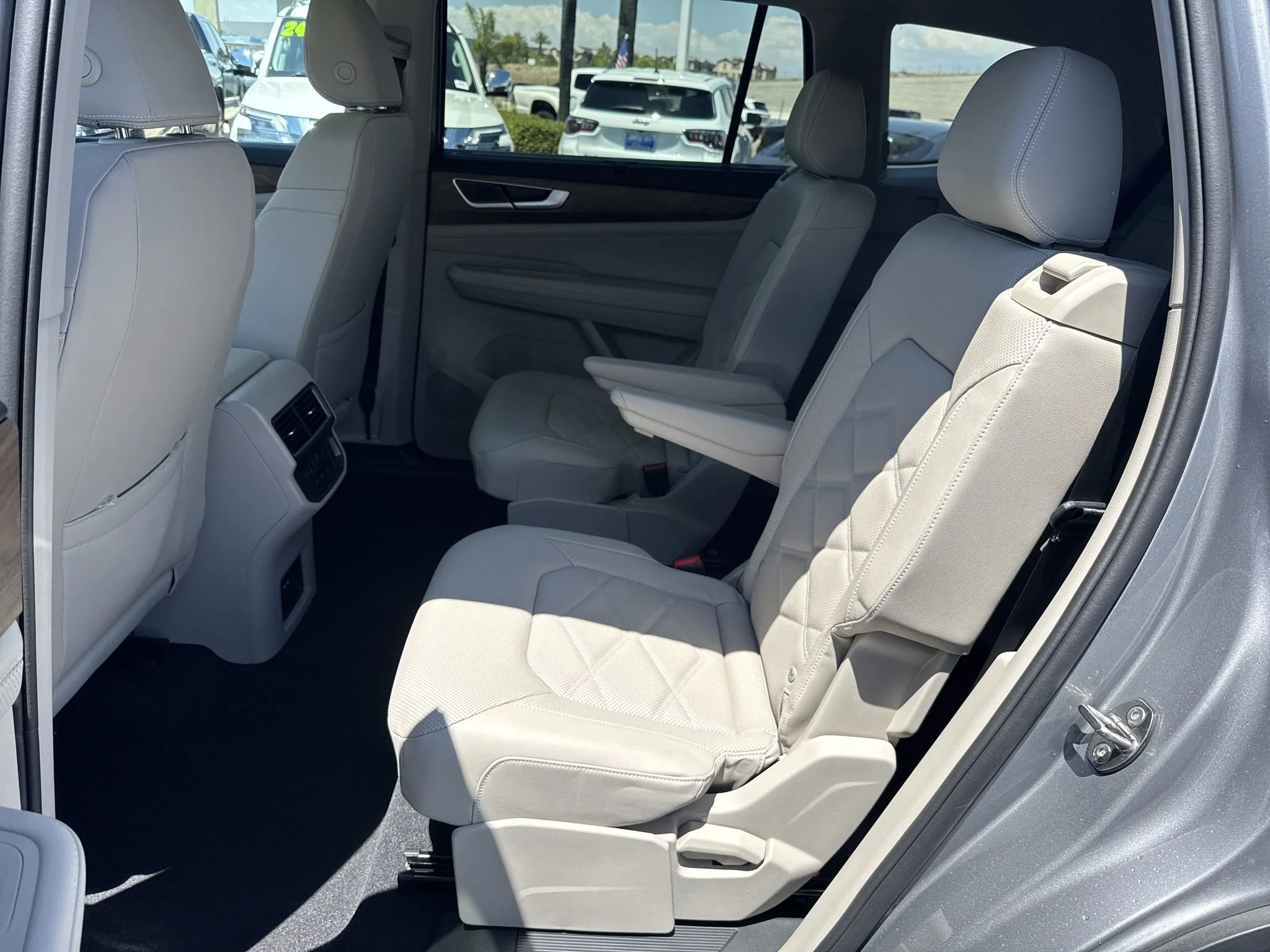 New 2026 Silver Mist Metallic Volkswagen 2.0T SE w/Technology image 32