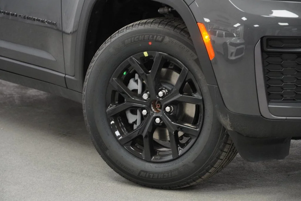 New 2026 Baltic Gray Metallic Clear-Coat Exterior Paint Jeep Laredo Altitude image 4