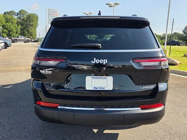 New 2026 Diamond Black Crystal Pearl-Coat Exterior Paint Jeep Laredo image 11