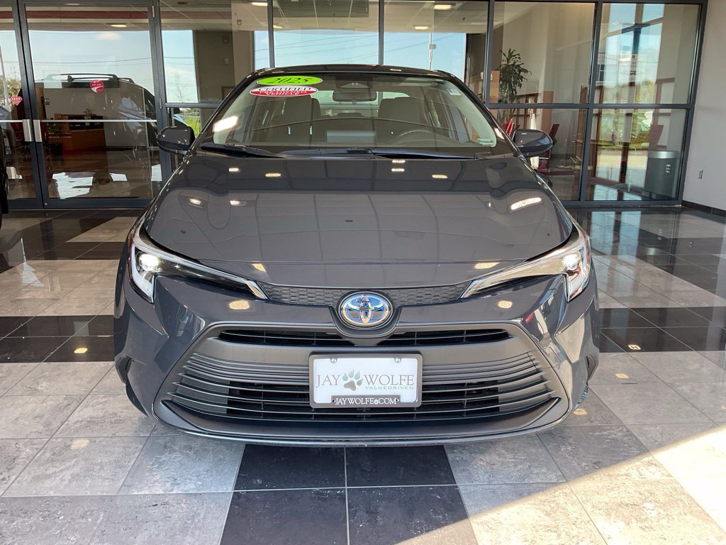 Certified Used 2025  Toyota LE image 2