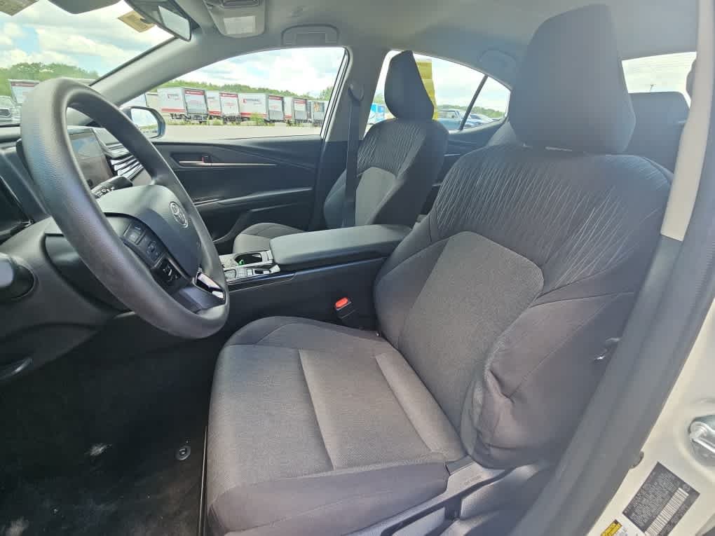 2025 Toyota Camry LE - Photo 12