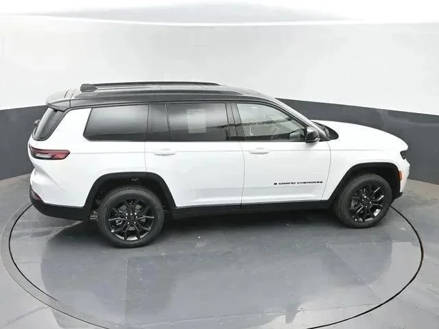New 2025 Bright White Clear-Coat Exterior Paint Jeep Limited image 42