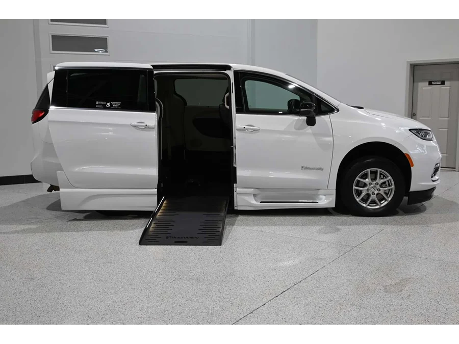 Used 2024 WHITE Chrysler Touring L Mobility Handicap Van image 17