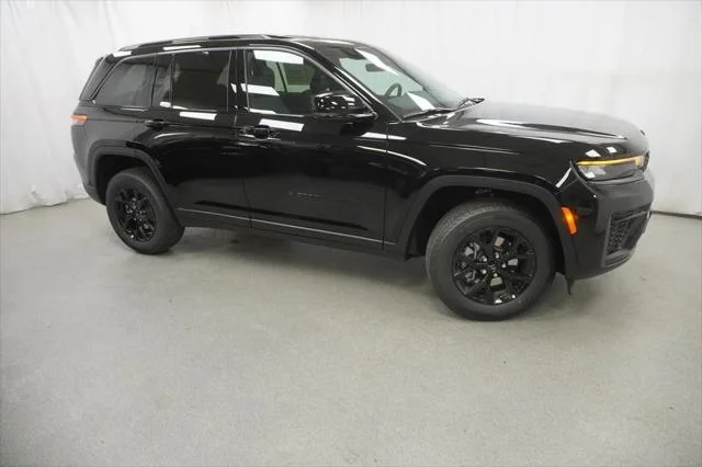 New 2026 Diamond Black Crystal Pearl-Coat Exterior Paint Jeep Laredo image 38