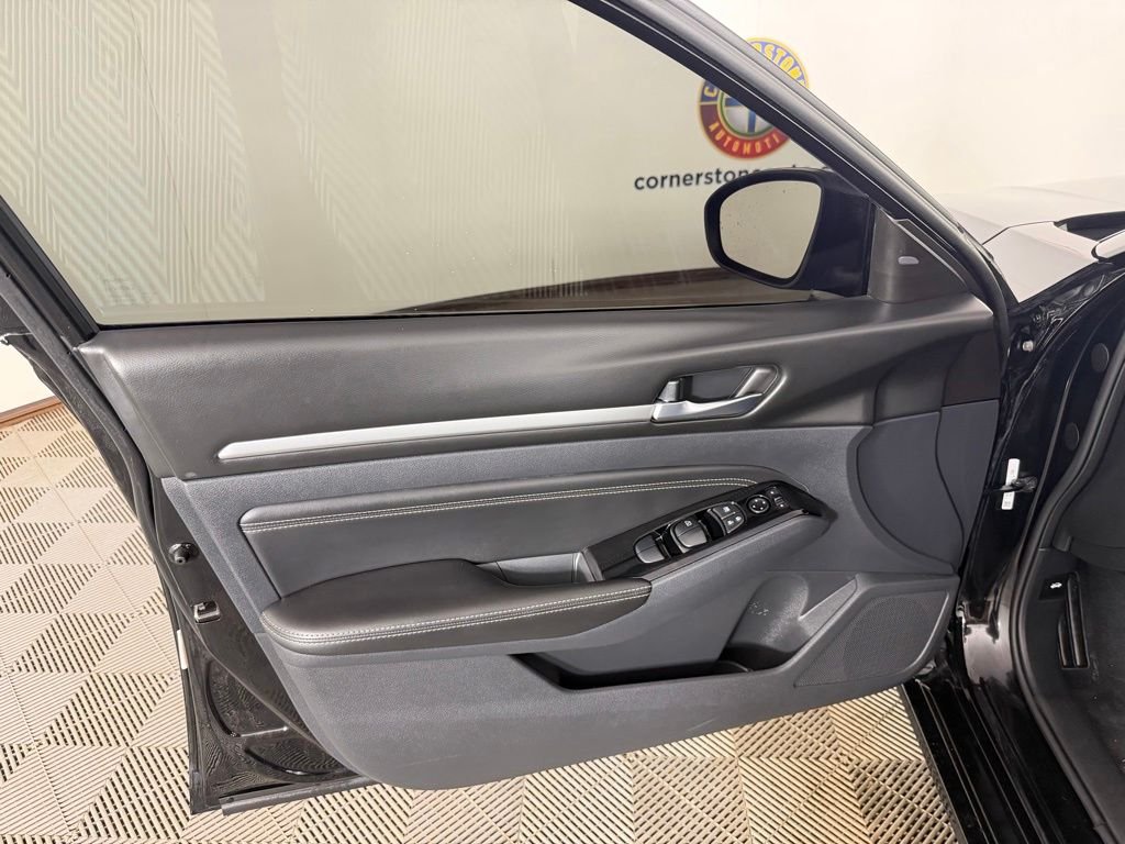 Used 2021 Black Nissan 2.5 SV image 12