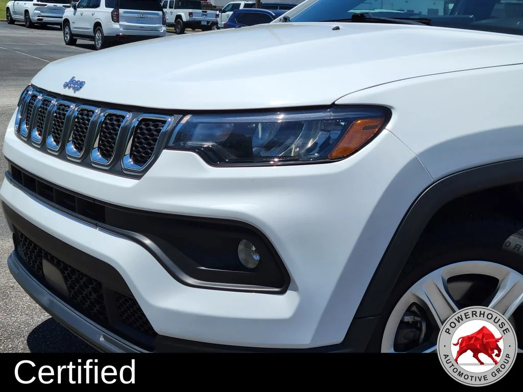 Used 2024 White Jeep Latitude image 11