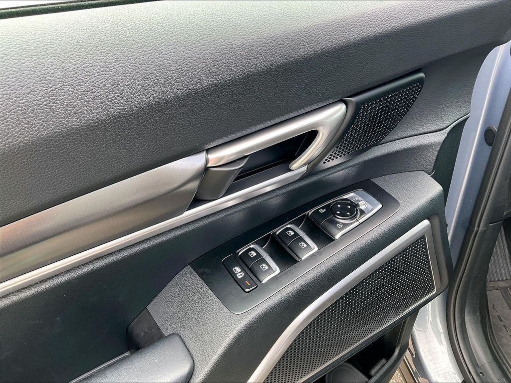 Used 2025 Everlasting Silver Kia LX image 36