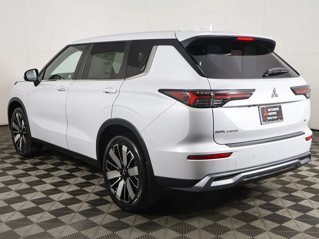 New 2026 White Mitsubishi SE image 11