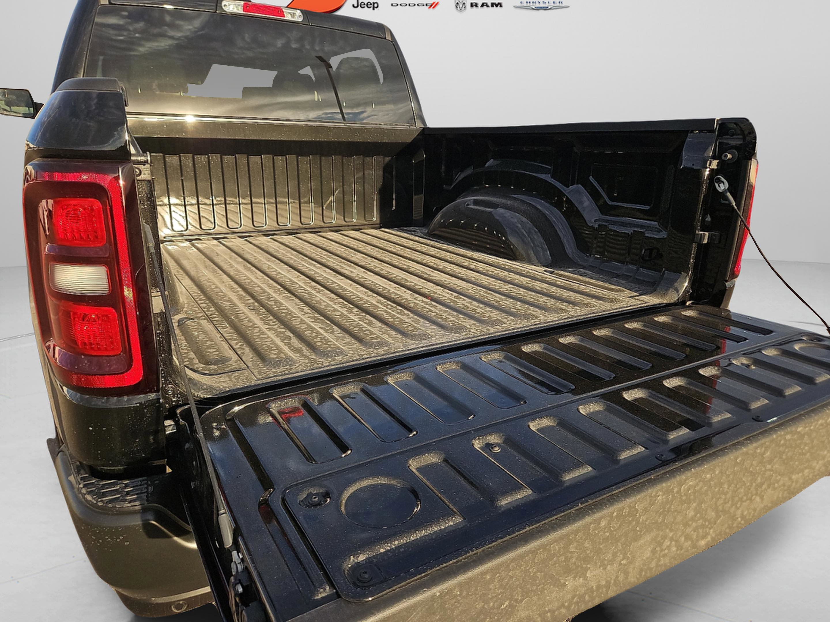 New 2026 Diamond Black Crystal Pearl-Coat Exterior Paint RAM Tradesman image 12