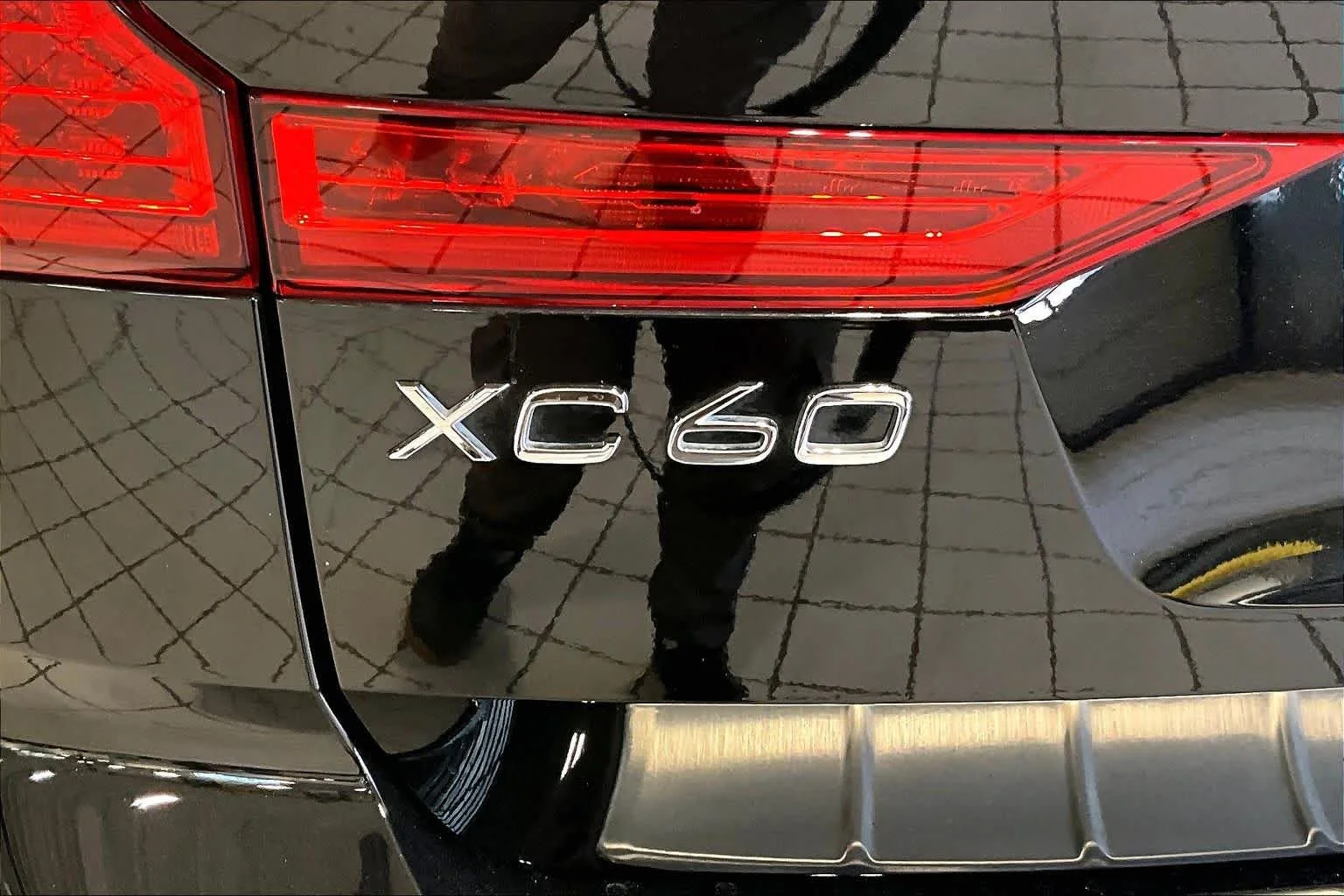 Used 2024 Onyx Black Metallic Volvo Plus Dark Theme image 31