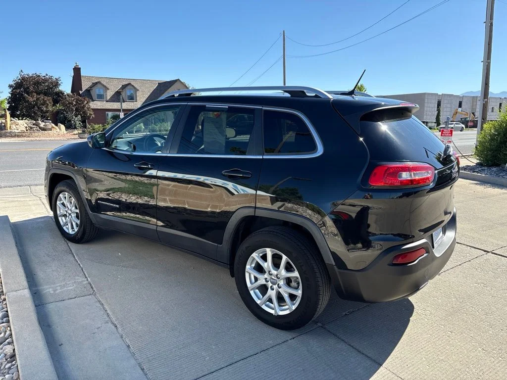Used 2016 Black Jeep Latitude image 7