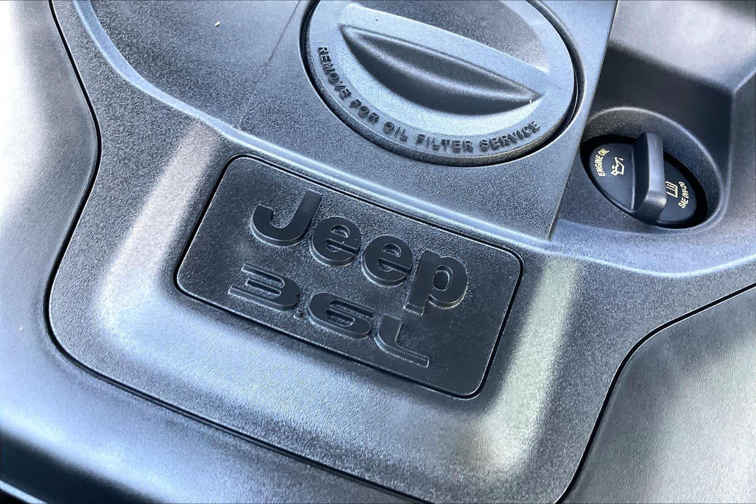 Used 2022 Diamond Black Crystal Pearlcoat Jeep Limited image 35