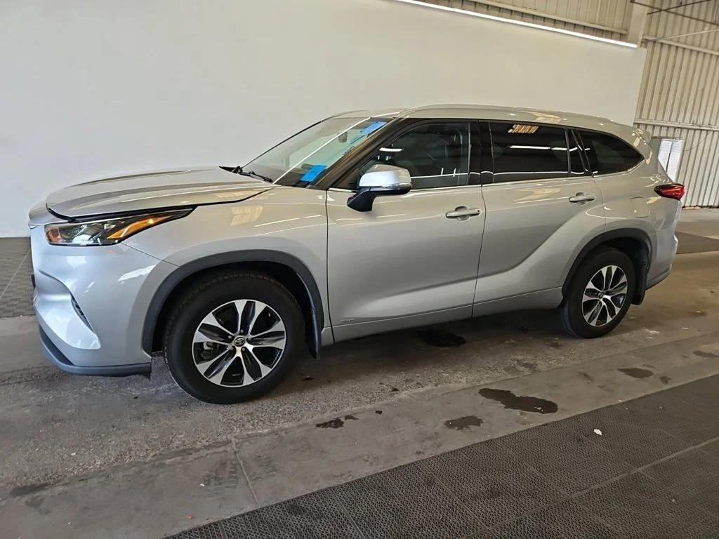 Used 2022 Silver Toyota XLE image 5