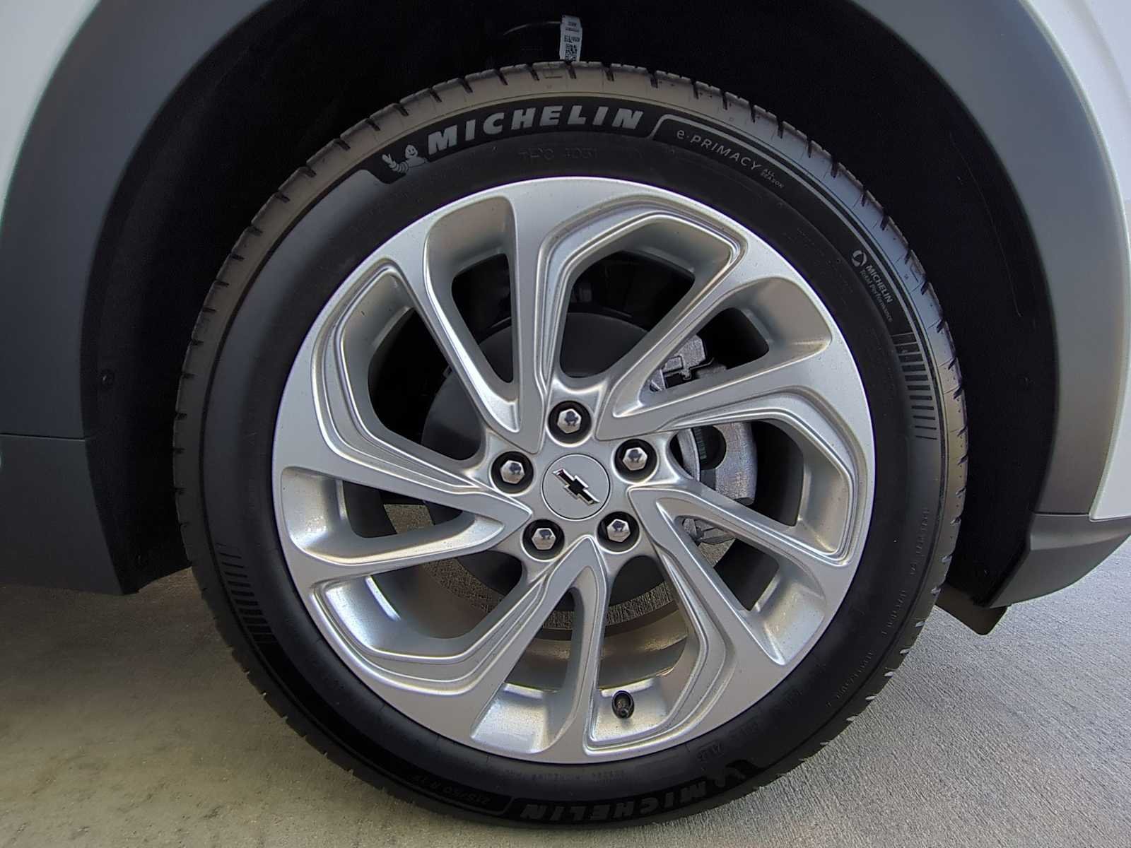 New 2027 Summit White Chevrolet LT image 29