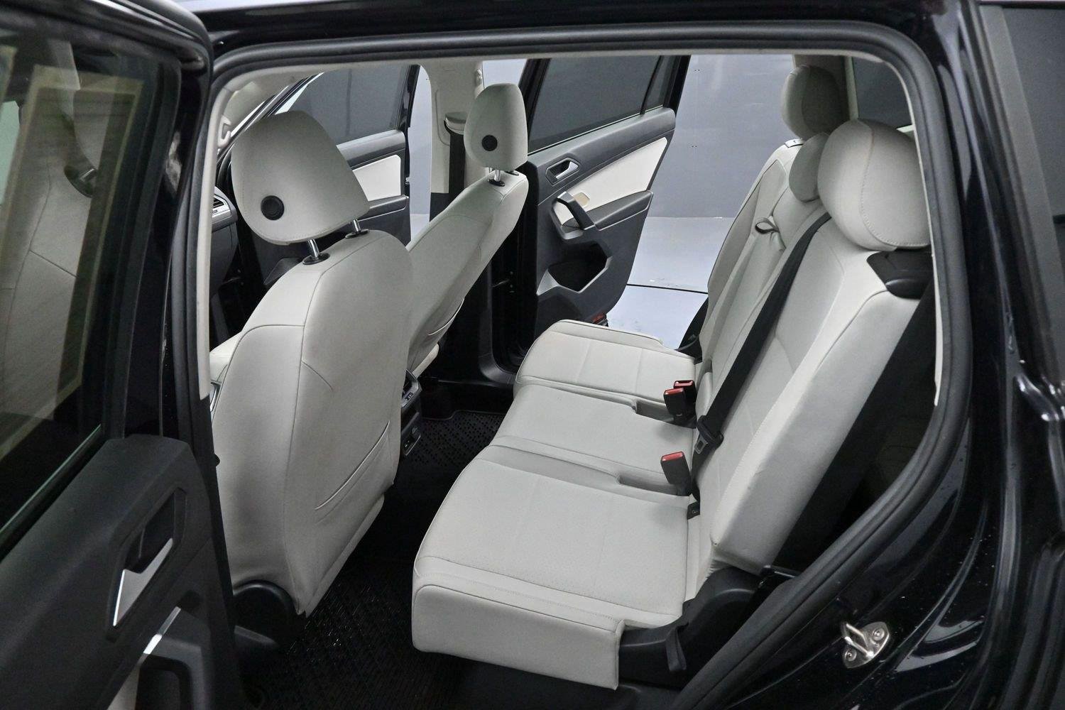Used 2020 Deep Black Pearl Volkswagen SE image 30