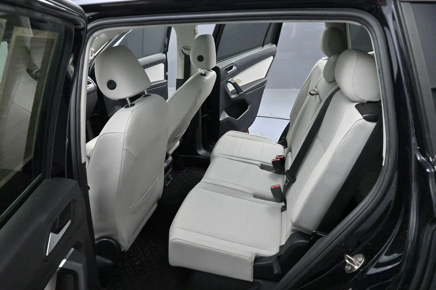 Used 2020 Deep Black Pearl Volkswagen SE image 30