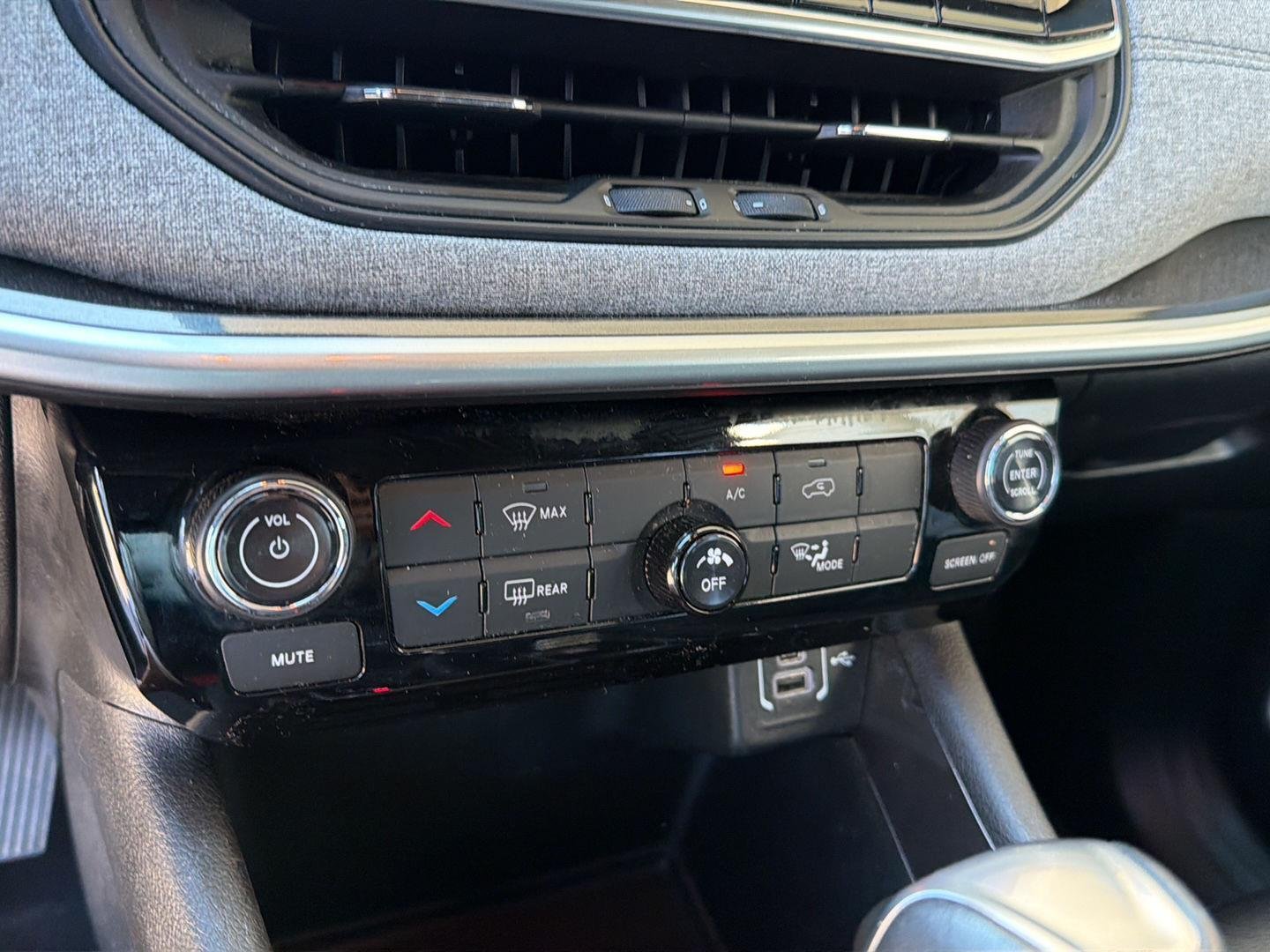 Used 2024  Jeep Latitude image 25