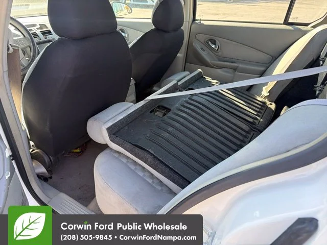 Used 2005 White Chevrolet  image 26
