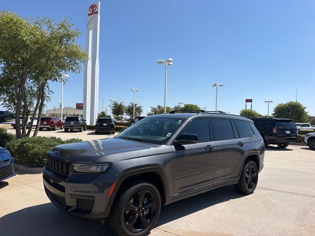 Used 2023 Gray Jeep Altitude image 1