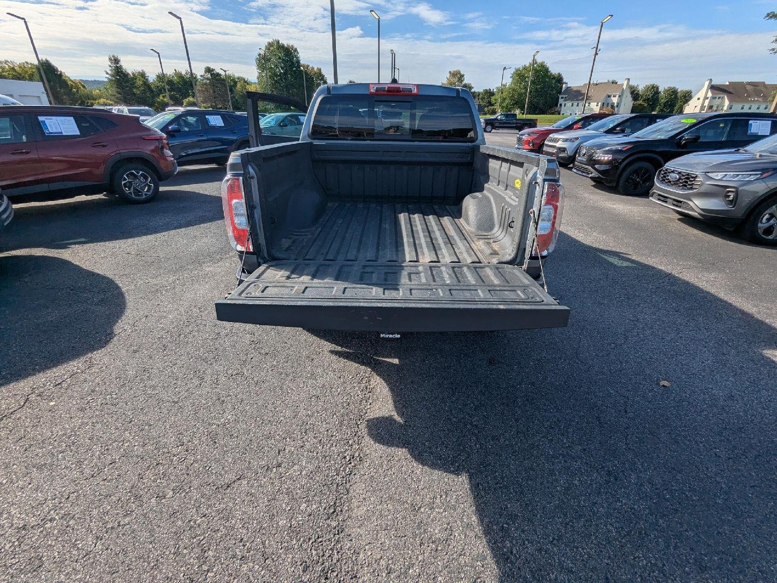 Used 2019 SATIN STEEL METALLIC GMC 4WD SLE image 27