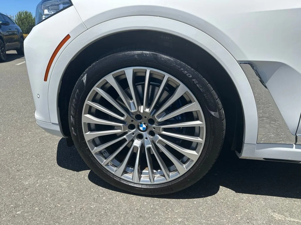 Used 2021 White BMW xDrive40i image 11