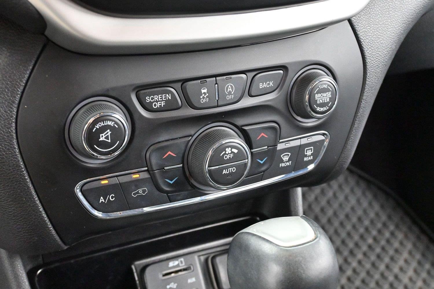 Used 2018 Diamond Black Crystal Pearlcoat Jeep Trailhawk image 22