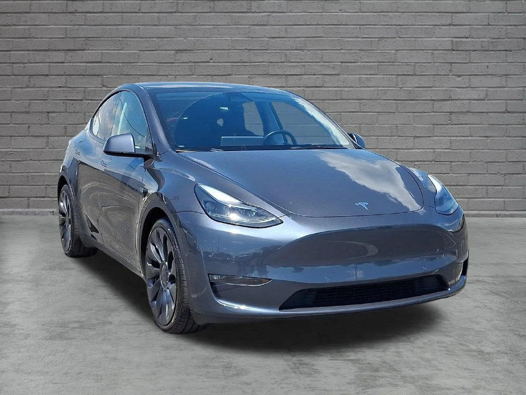 Used 2022  Tesla Performance image 2