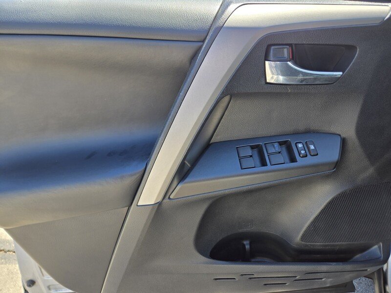 2018 Toyota RAV4 XLE - Photo 17