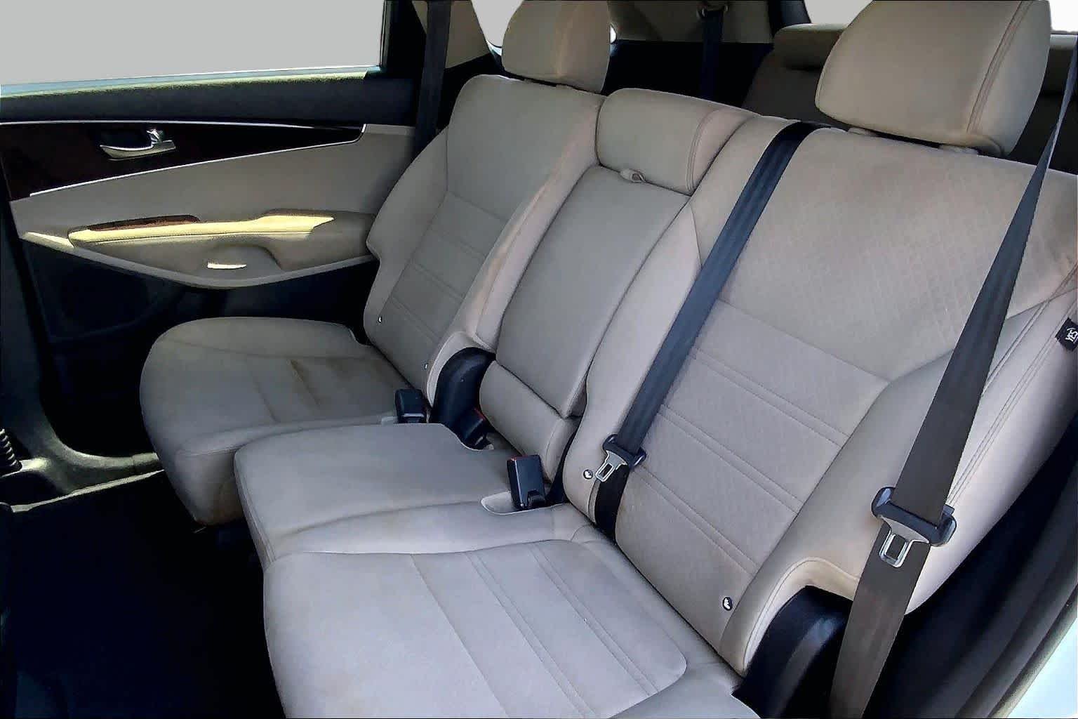 Used 2016 Snow White Pearl Kia LX image 21