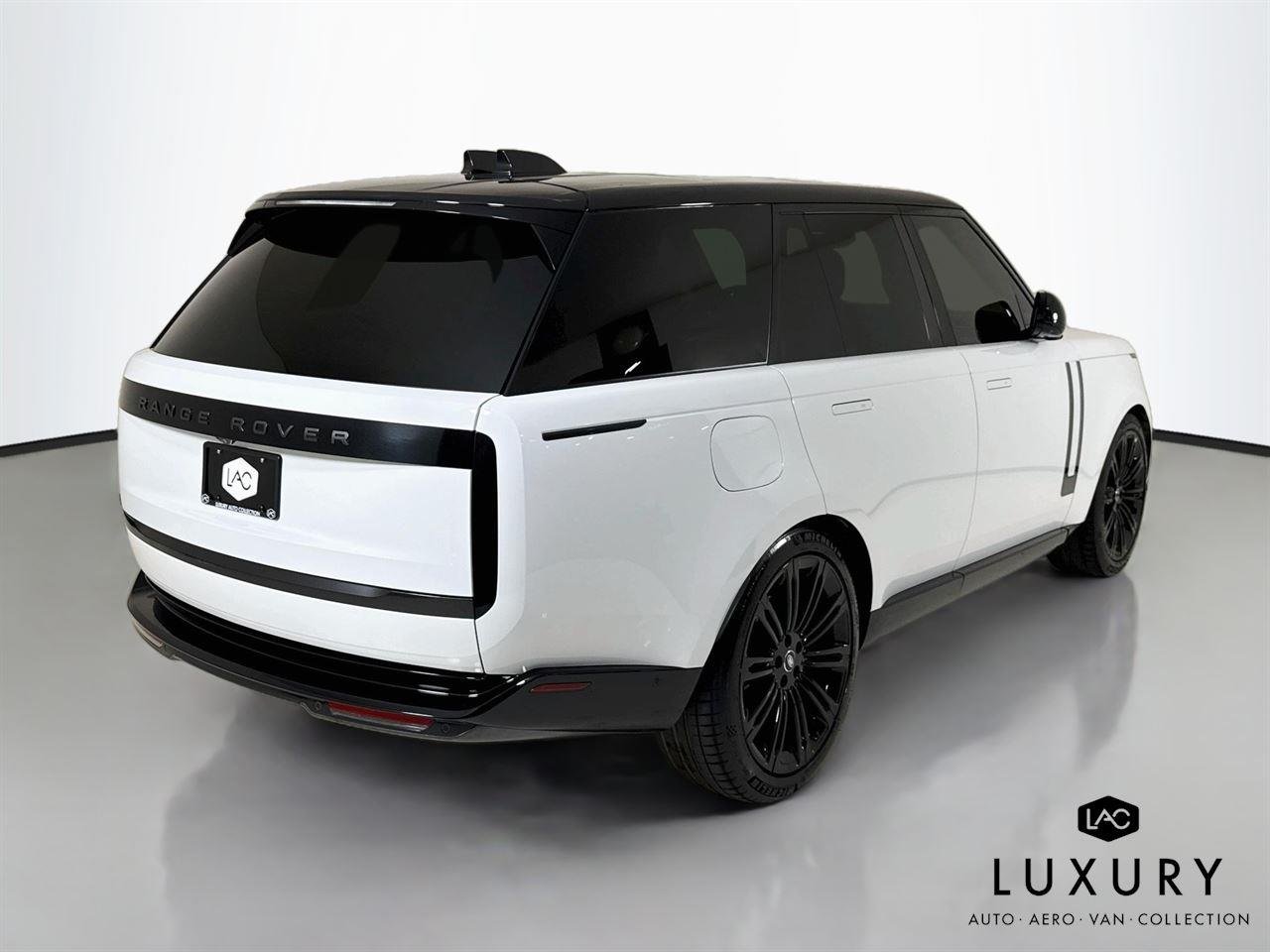 Used 2024 Fuji White Land Rover SE | Blackout Pkg | 360 Camera | Heated/Vented Seats image 6