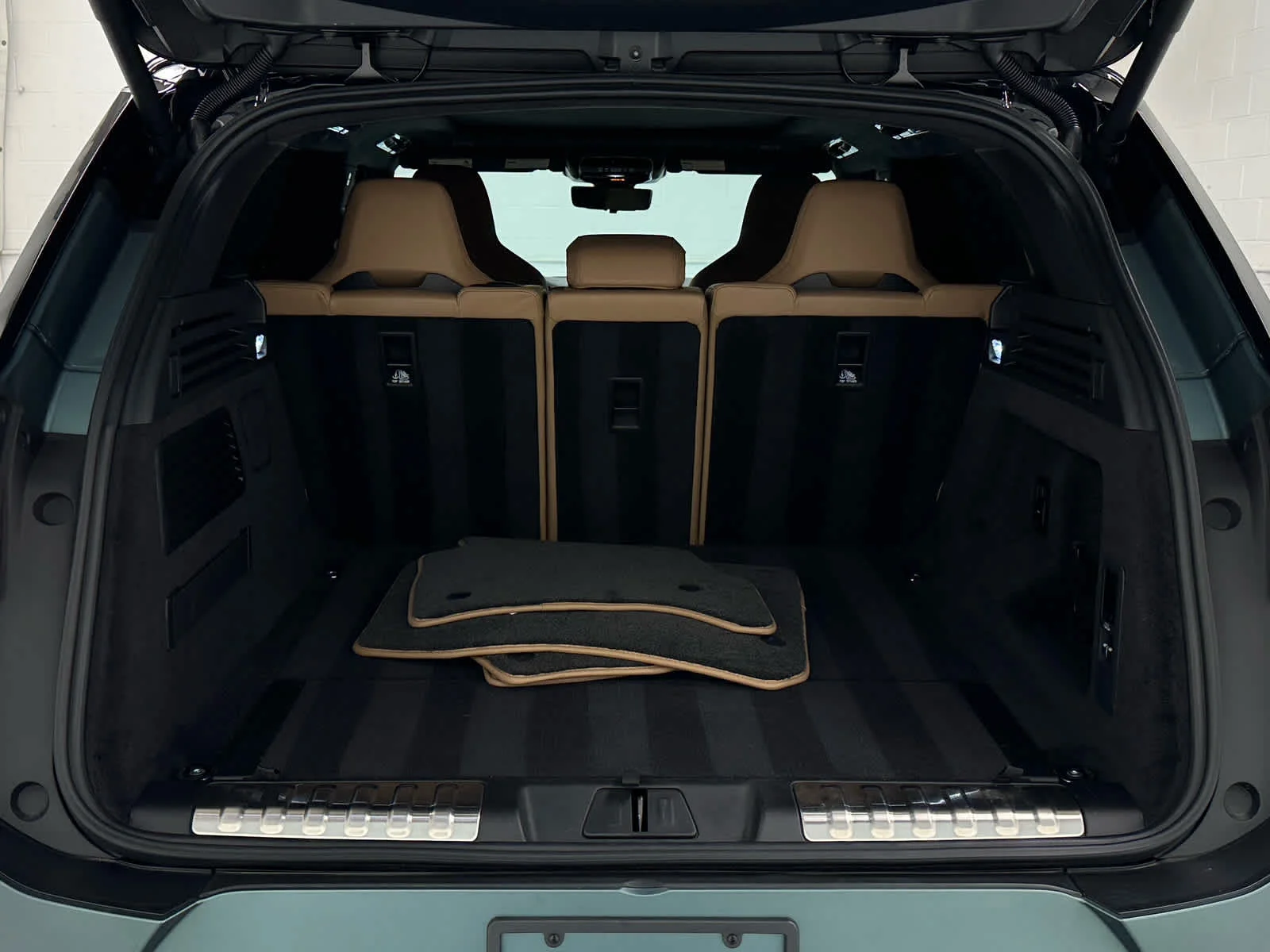 Used 2025 SV BESPOKE MATTE GREEN Land Rover SV Edition Two image 46