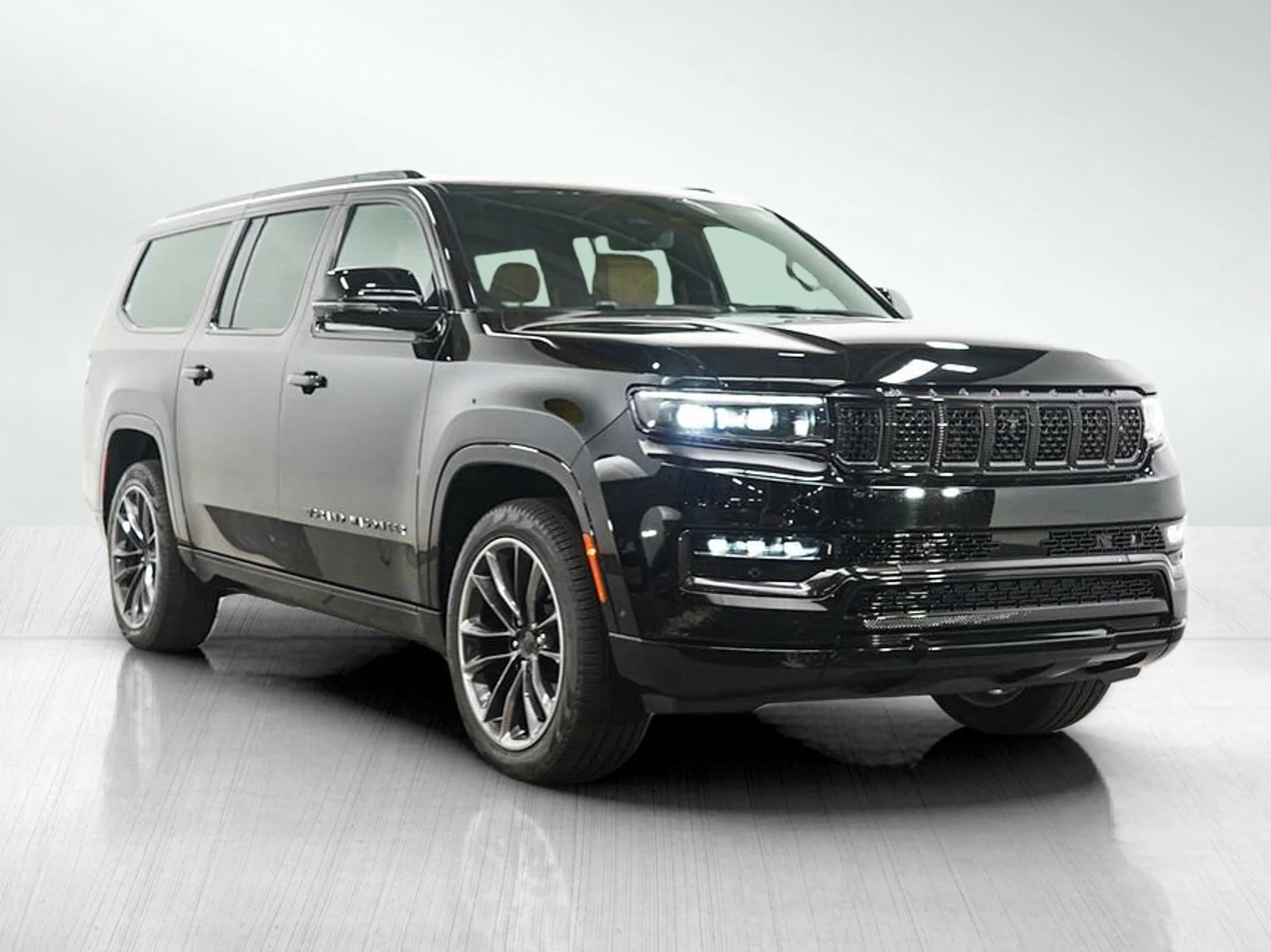 Used 2025 Diamond Black Crystal Pearlcoat Jeep Series III image 7