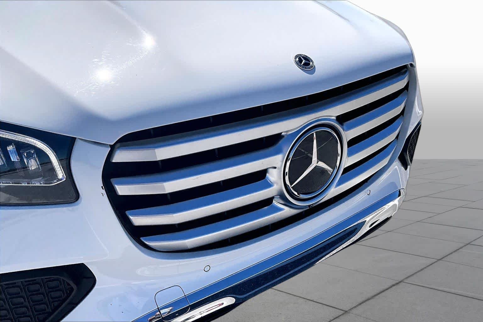 Used 2025 Polar White Mercedes-Benz GLS 450 image 30