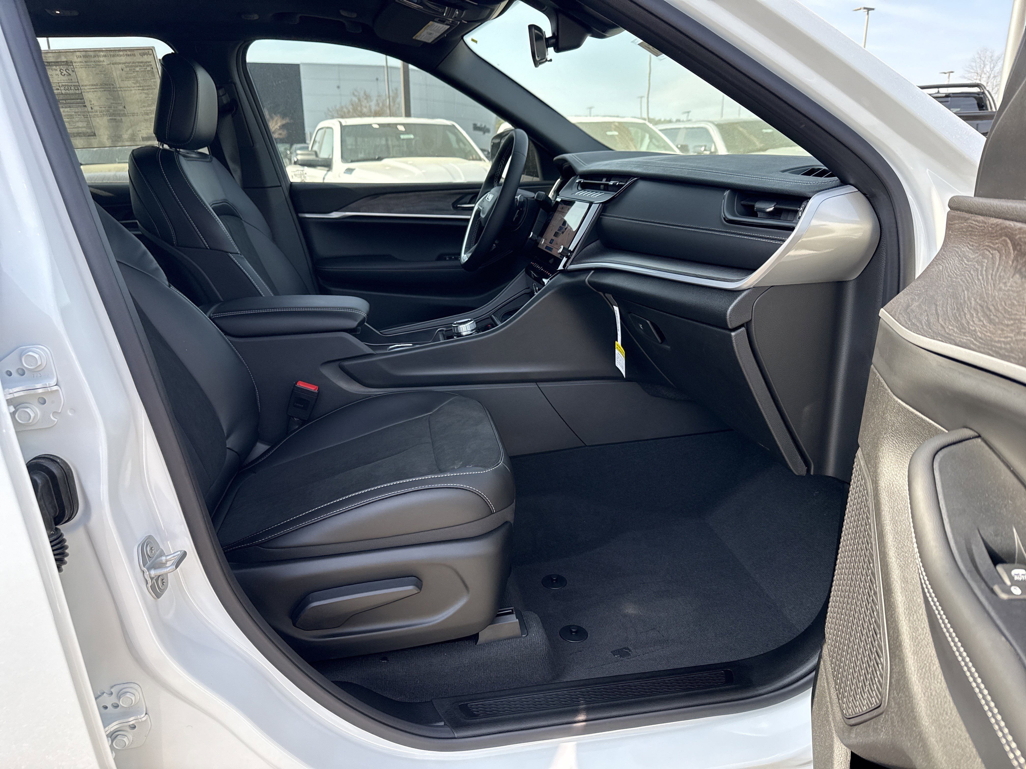 New 2026 Bright White Clear-Coat Exterior Paint Jeep Altitude image 14