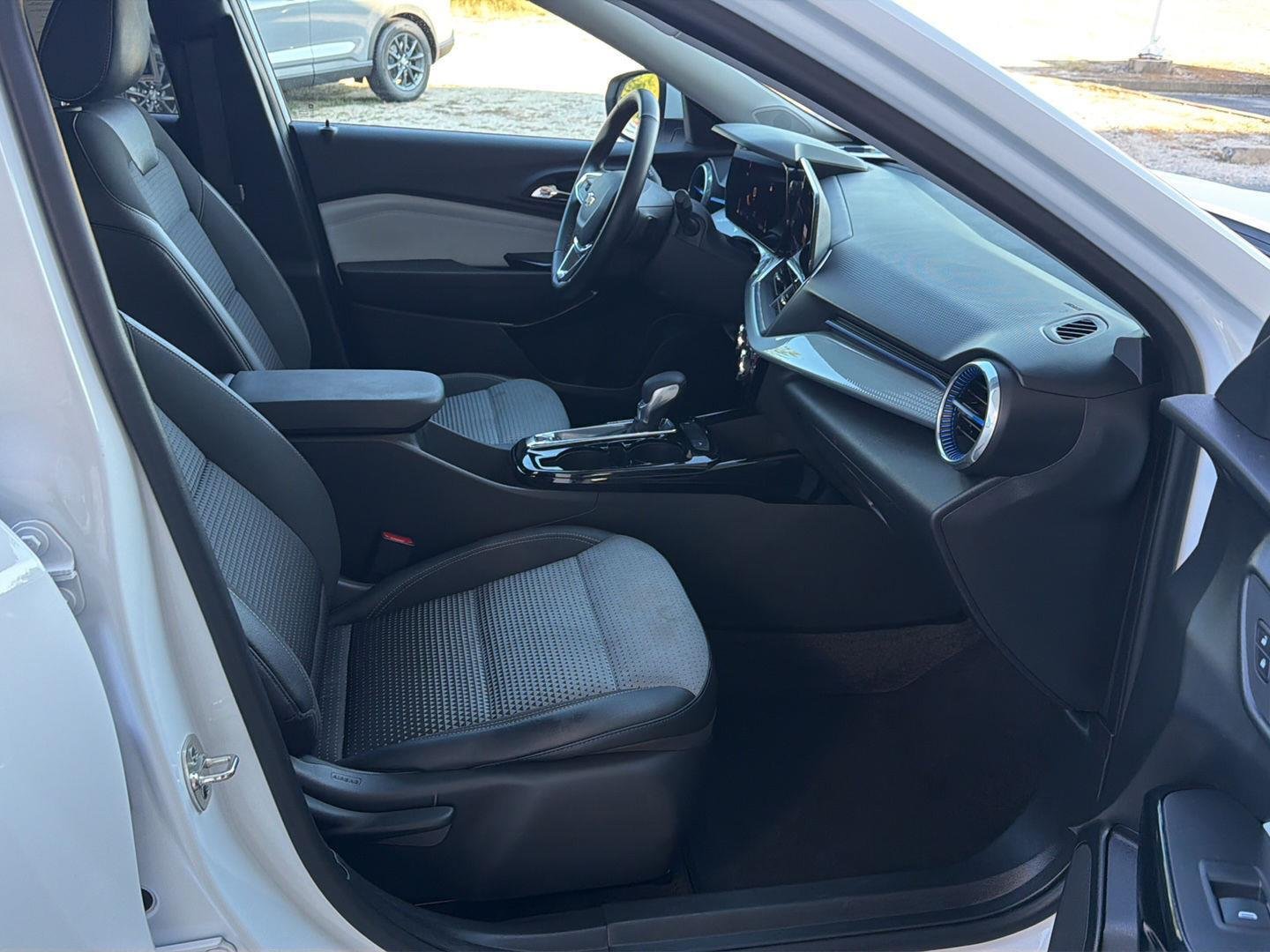 Used 2025 Summit White Chevrolet LT image 13
