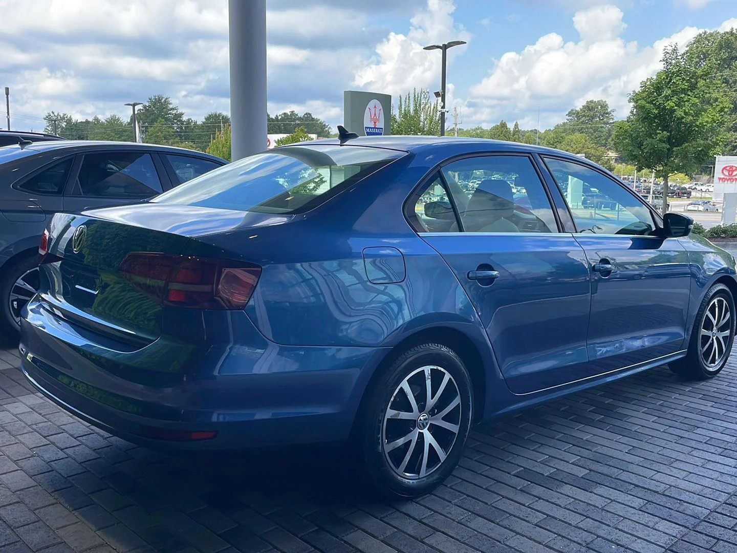 Used 2017 Silk Blue Metallic Volkswagen 1.4T SE image 13