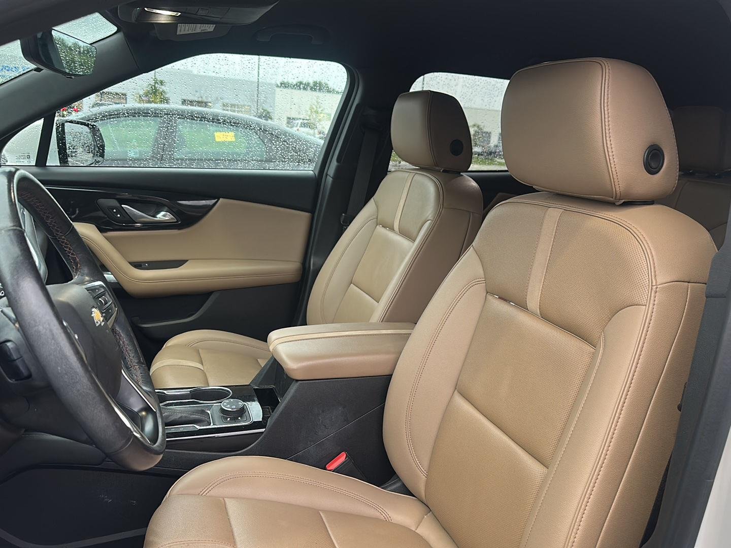 Used 2022 Iridescent Pearl Tricoat Chevrolet Premier image 9