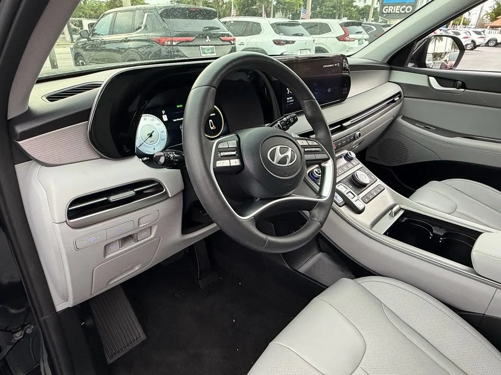 Used 2024 Black Hyundai SEL 8P image 10