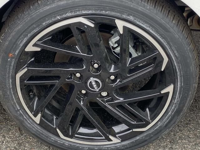 New 2026 Aspen White TriCoat / Super Black Two-tone Nissan SR image 5
