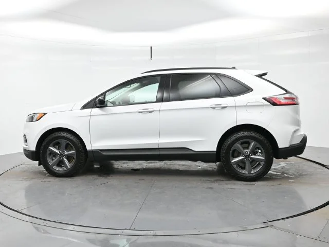 Used 2024 Oxford White Ford SEL image 4