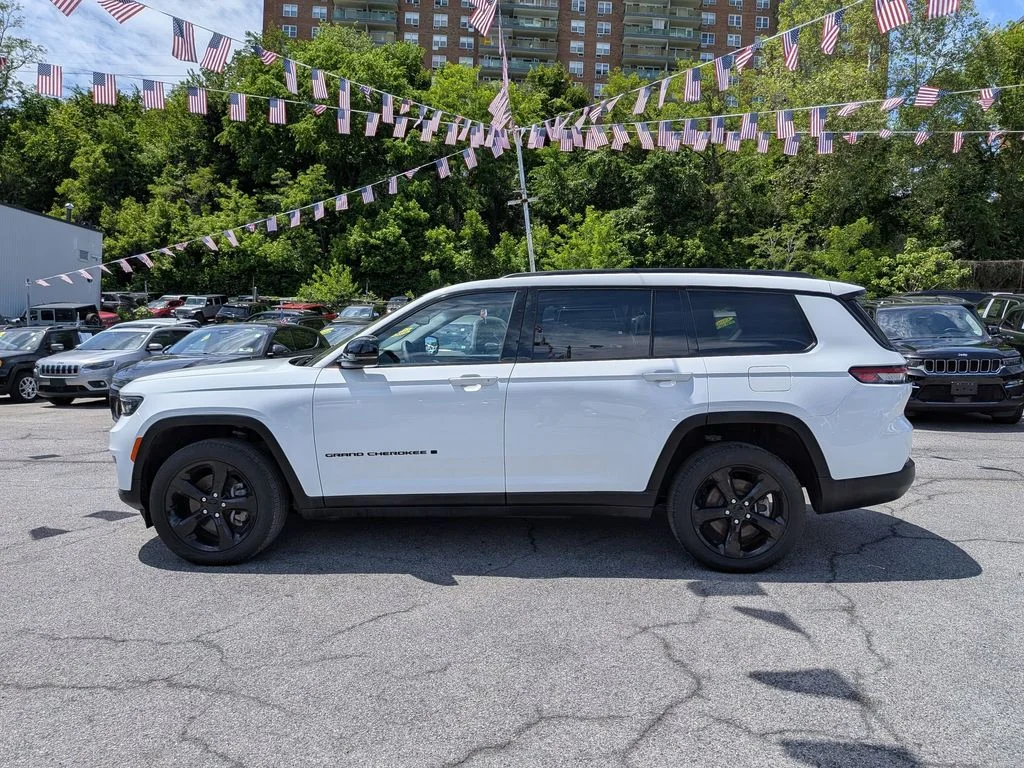 Used 2023 White Jeep Limited image 12