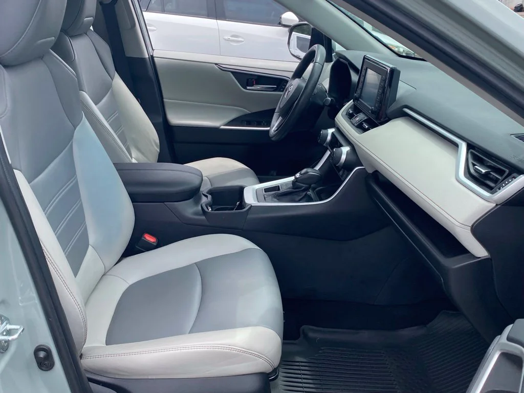 Used 2022  Toyota XLE Premium image 18