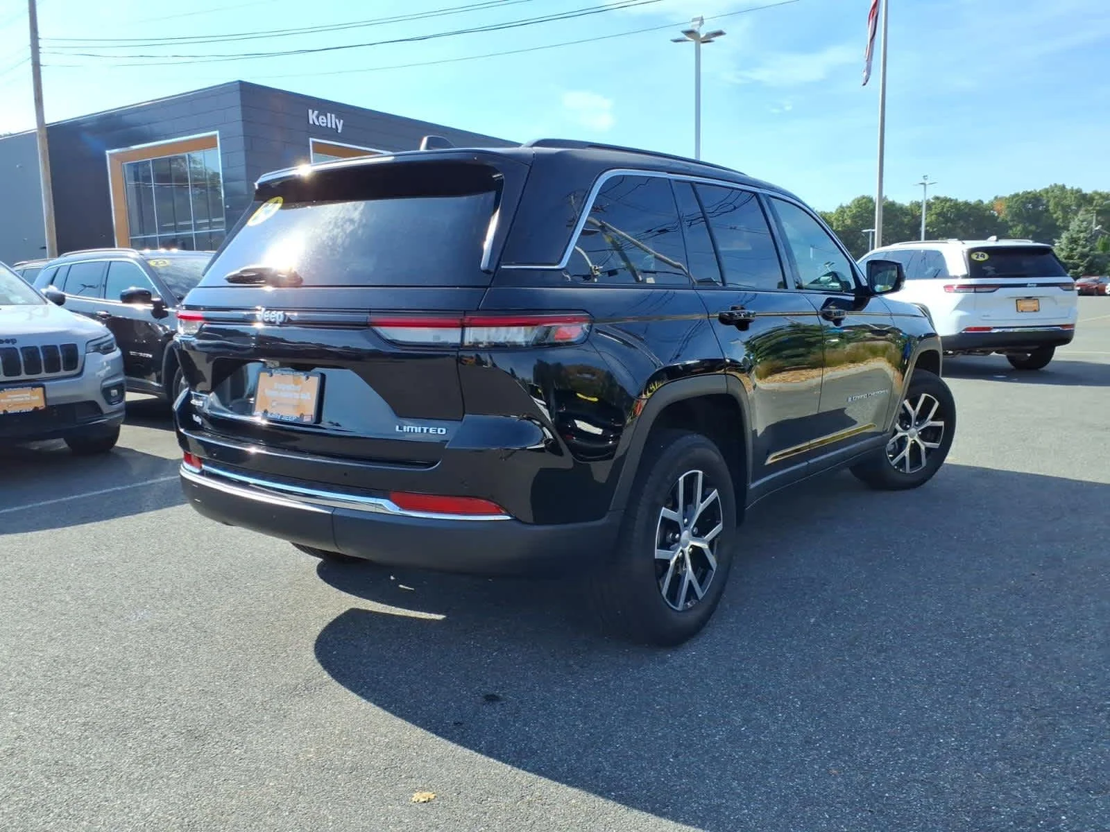 Certified Used 2024 Diamond Black Crystal Pearlcoat Jeep Limited image 7